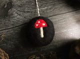 Round ornament, Raven Black w/ Mushroom