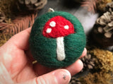 Round ornament, Pine Green w/ Mushroom