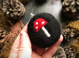 Round ornament, Raven Black w/ Mushroom