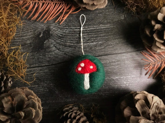 Round ornament, Pine Green w/ Mushroom